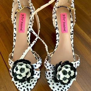 NWOT Betsey Johnson black & white, polka dot heels